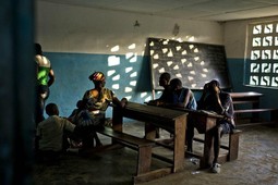 Власти Либерии закрывают школы по всей стране из-за распространения вируса Эбола